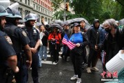 梦见抓鱼美国多地举行“没有国王”抗议活动